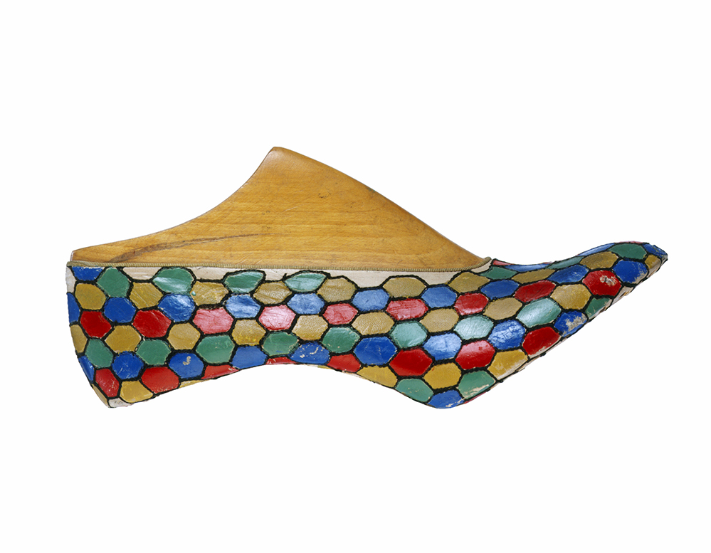Salvatore Ferragamo, Pump prototype, 1930–1935, painted kid embroidered with chain-stitch. (Courtesy of Florence, Museo Salvatore Ferragamo, photo by Arrigo Coppitz)